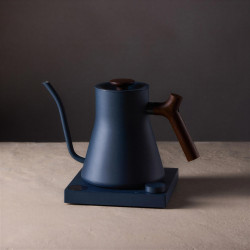 Fellow Stagg EKG PRO stone blue + walnut | eléctrico negro Gooseneck